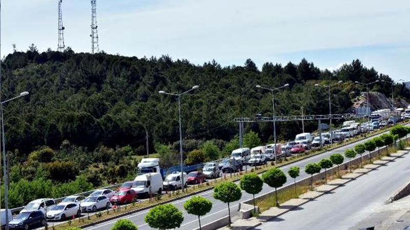 Giriş çıkış yasağının kaldırıldığı Muğla'da 4 kilometrelik araç kuyruğu oluştu