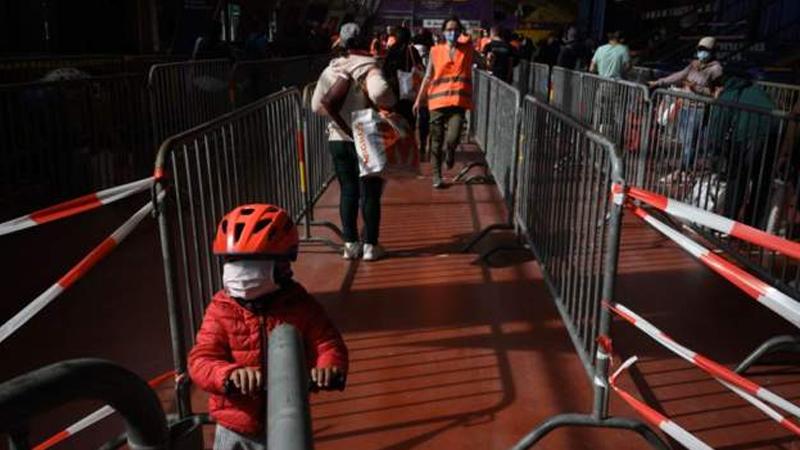 Dünyanın en zengin şehirlerinden Cenevre'de yüzlerce metrelik yiyecek yardımı kuyruğu