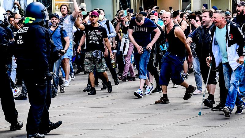 Almanya'da 'Koronavirüs kısıtlamaları' protestosu