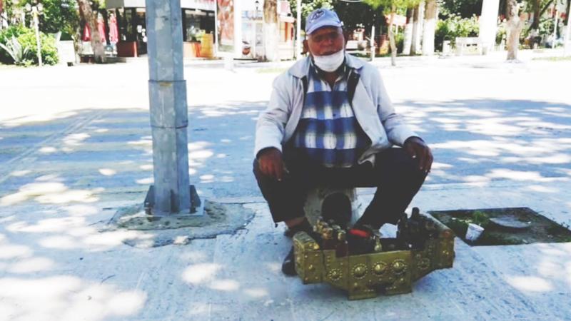 83 yaşındaki Kadir Kayak, sokağa çıkabildiği 4 saati boya sandığının başında geçirdi!