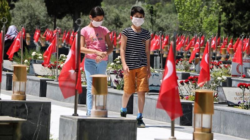 Somalı çocuklar izin günlerinde babalarının mezarlarına gitti