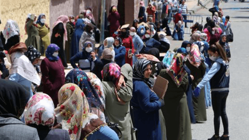 Şanlıurfa Valisi Erin: PTT’deki yoğunluğun önüne geçemiyoruz; günde 300 bin kişi geliyor