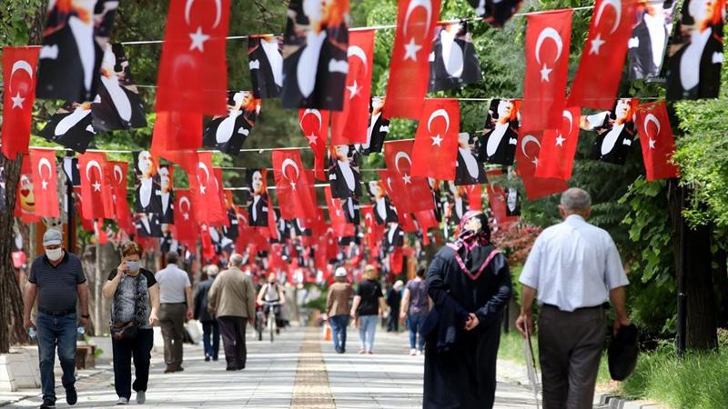 65 yaş ve üstü ikinci kez sokağa çıktı, Bakan Koca 'maskenizi unutmayın' dedi