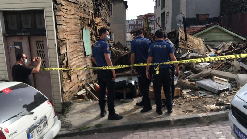 Beyoğlu'nda iki ay önce yangın çıkan binadan insana ait kafatası çıktı!