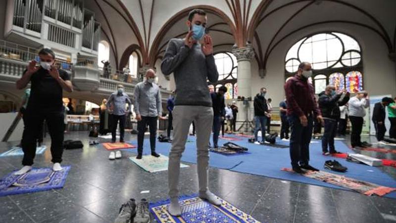 Berlin'de sosyal mesafe nedeniyle camiye sığmayan topluluk kilisede namaz kıldı