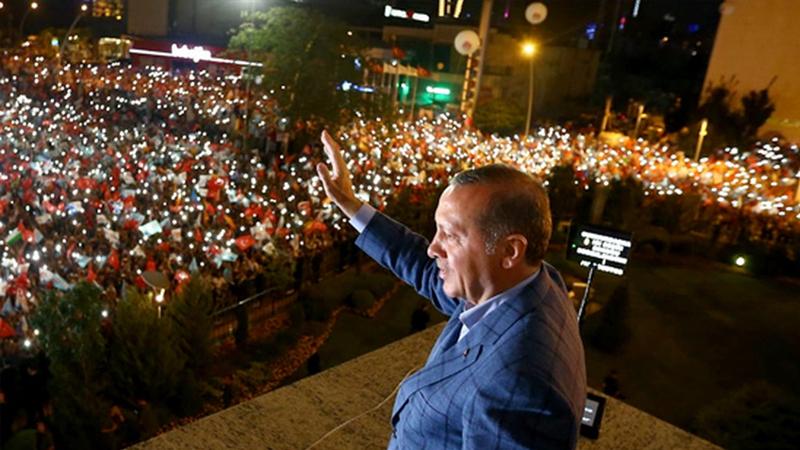 Evrensel başyazarı İhsan Çaralan: AKP rakiplerini "seçime giderim ha!" diye korkutan partiyken, seçimden korkan bir parti haline gelmiştir