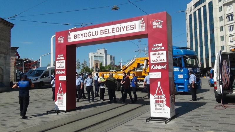 İstiklal Caddesi’nde İBB ve Beyoğlu Belediyesi zabıta ekipleri arasında gerginlik