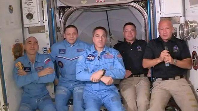 Astronotlar, Crew Dragon kapsülünden Uluslararası Uzay İstasyonu'na geçti