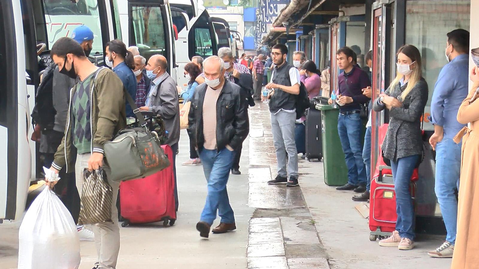 Seyahat kısıtlaması kalktı; otogarlarda yoğunluk yaşandı