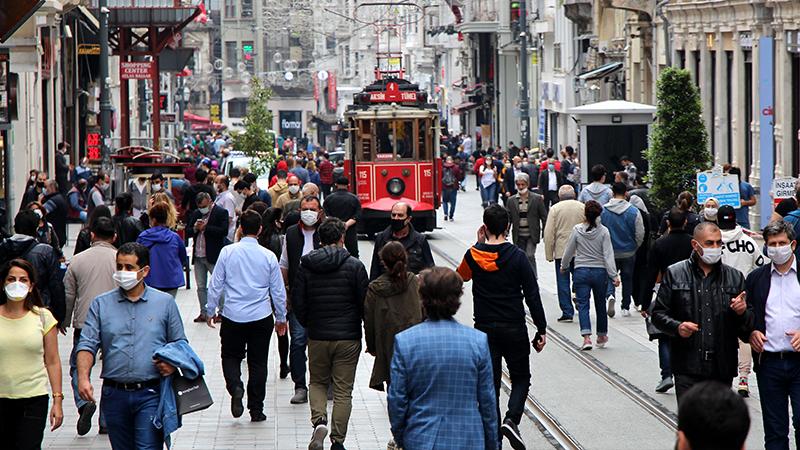 İstiklal Caddesi'nde sosyal mesafe kuralları görmezden gelindi