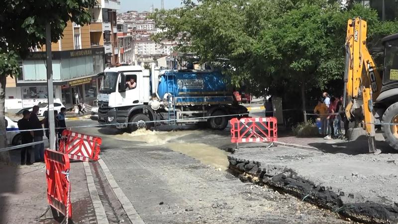 İSKİ borusu patladı, yollar göle döndü