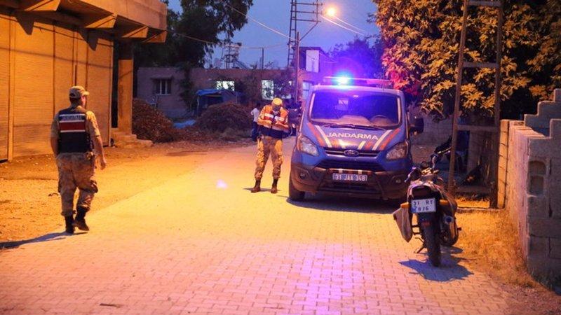 Hatay'da akıl sağlığı yerinde olmadığı iddia edilen bir kişinin açtığı ateş sonucu bir çocuk öldü, dedesi yaralandı