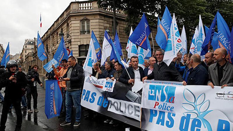 Fransa'da polislerden boğma tekniği yasağına protesto