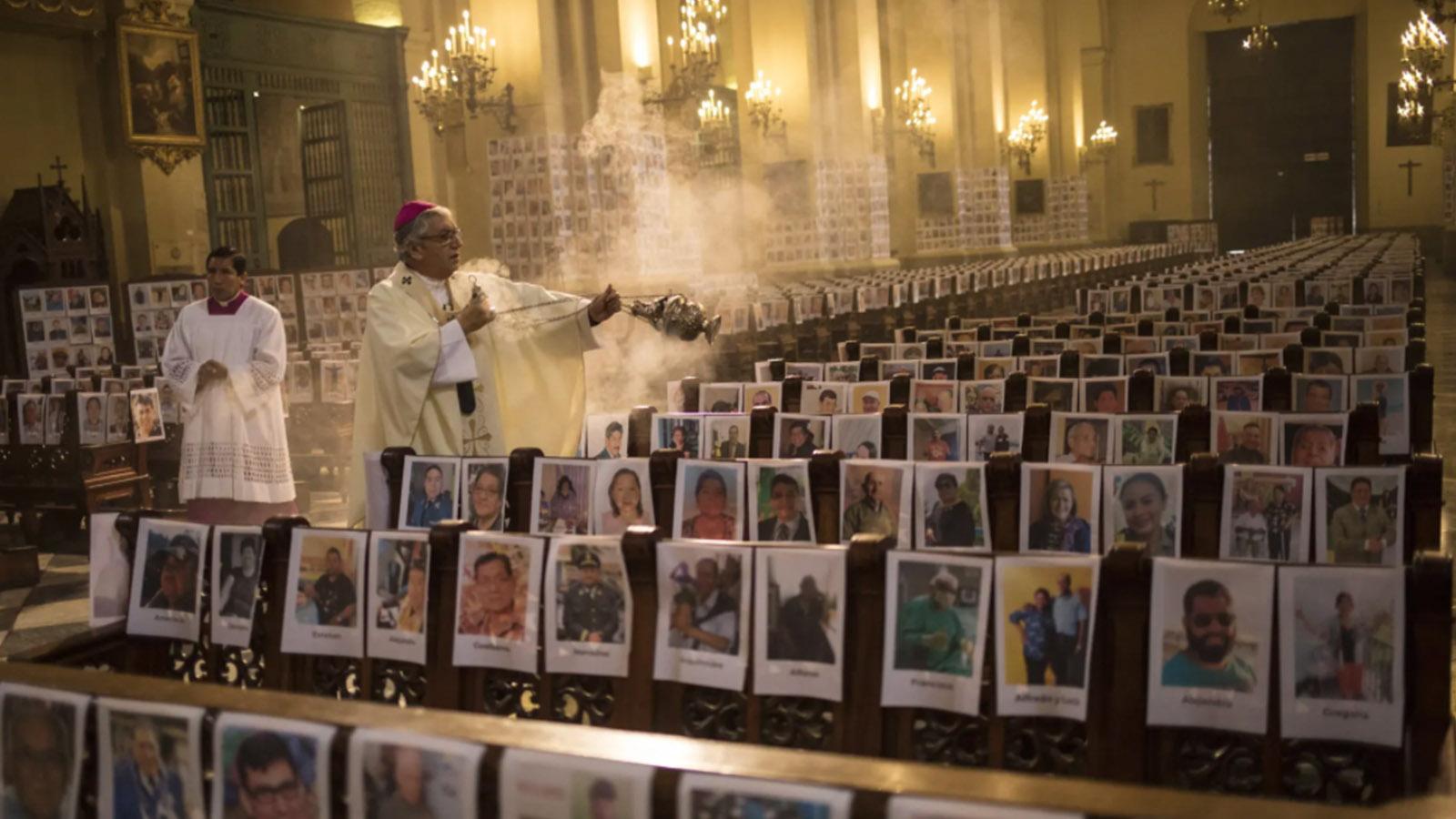 Peru'da sağlık sistemini protesto eden başpiskopos kilisenin içini Covid-19 yüzünden ölenlerin fotoğraflarıyla doldurdu