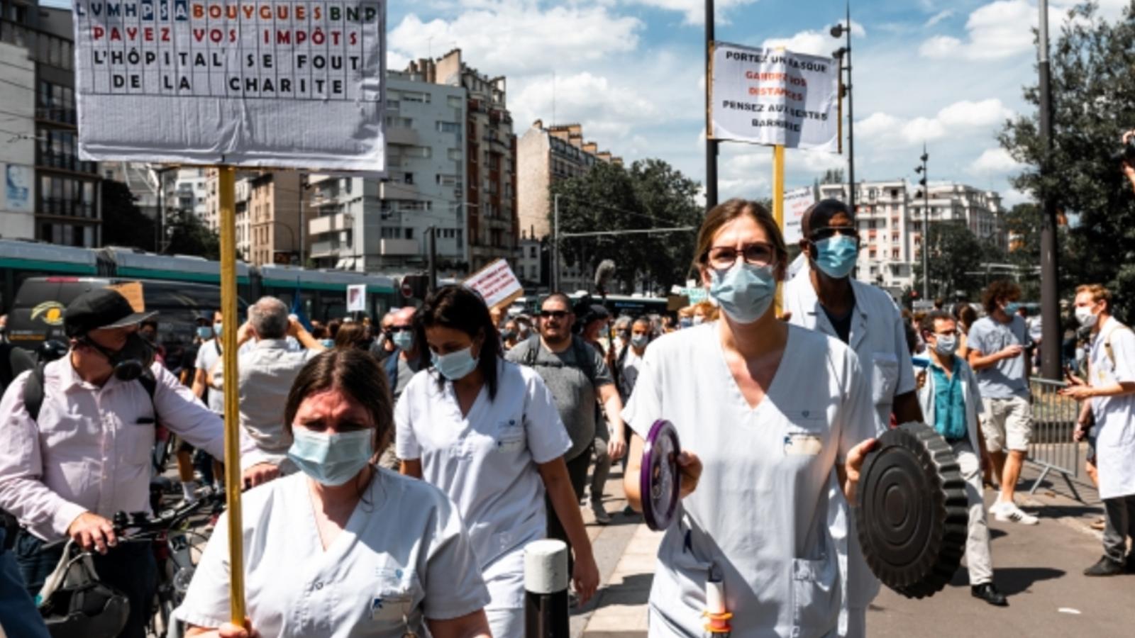 "Alkış yeterli değil": Fransa'da sağlık çalışanları koşullarının iyileştirilmesi için sokağa çıkıyor 