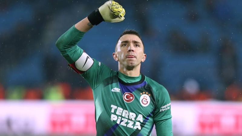 Muslera'nın sözleşmesi dondurulacak, gündemde Volkan Babacan var