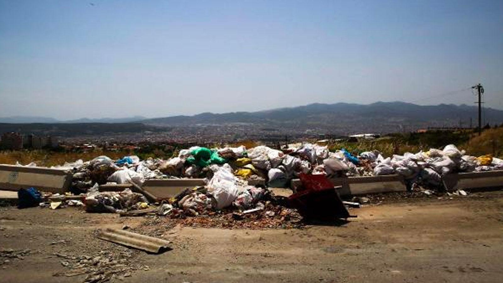 Beton bariyerleri yıkarak yeşil alana 50 ton molozlar döktüler