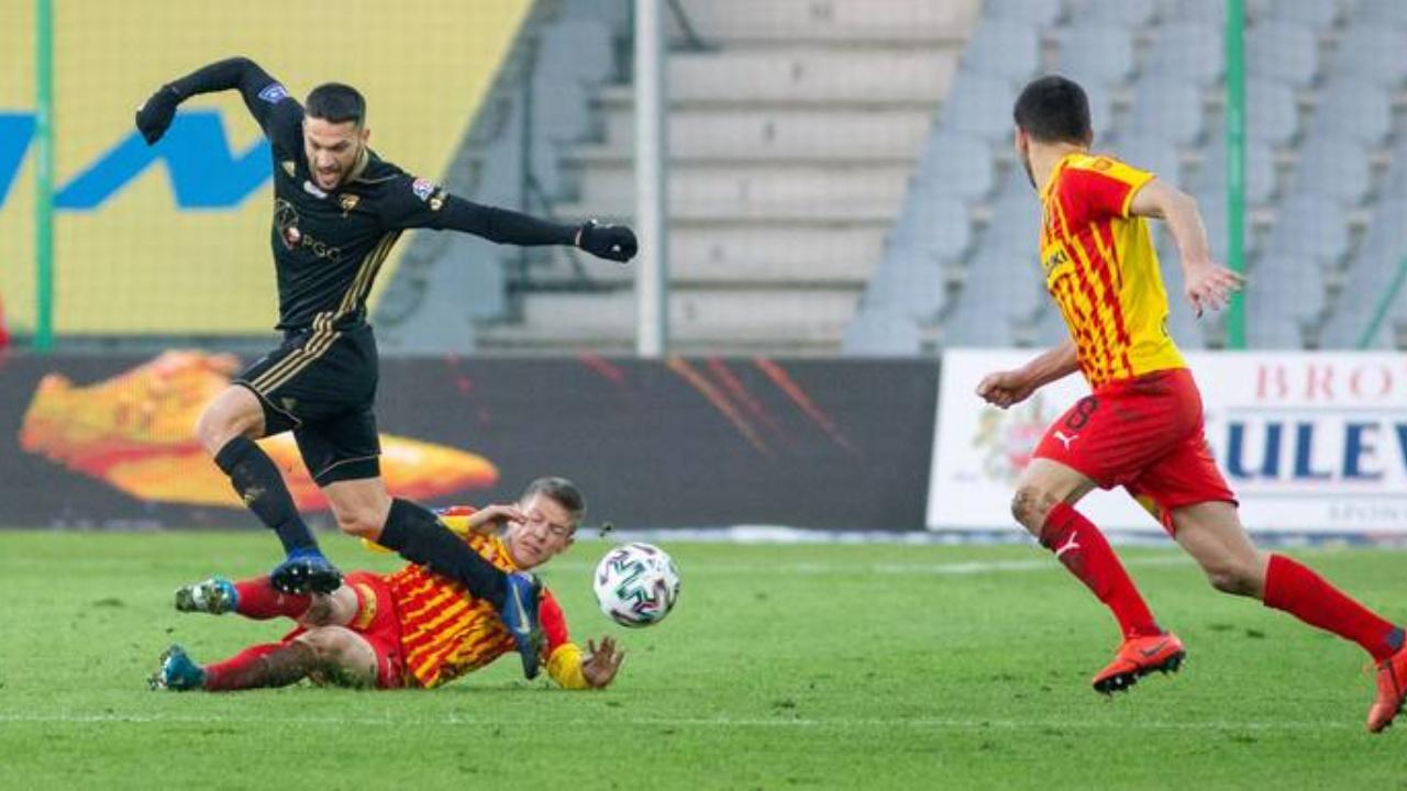 Polonya, taraftarlara stadyum kapısını açıyor