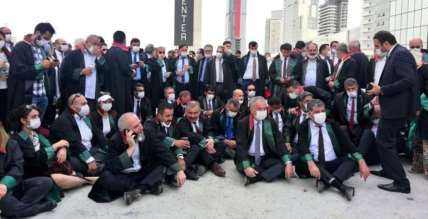 Ankara'ya girişlerine izin verilmeyen baro başkanları oturma eylemine başladı