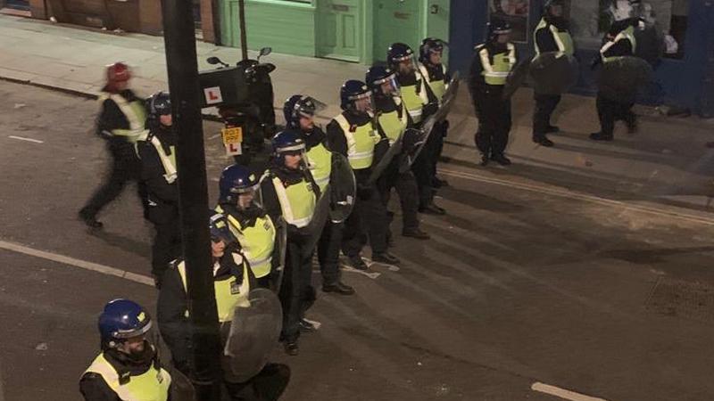 Londra'da en sıcak yaz: Salgına rağmen düzenlenen sokak partilerine müdahale eden 150 polis yaralandı