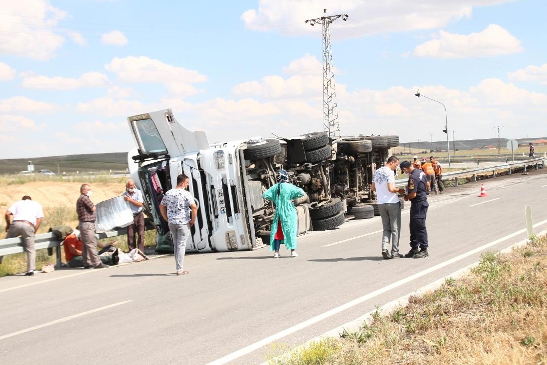 Tarım işçilerini taşıyan minibüs ile TIR çarpıştı: 7 kişi hayatını kaybetti, 11 kişi yaralandı