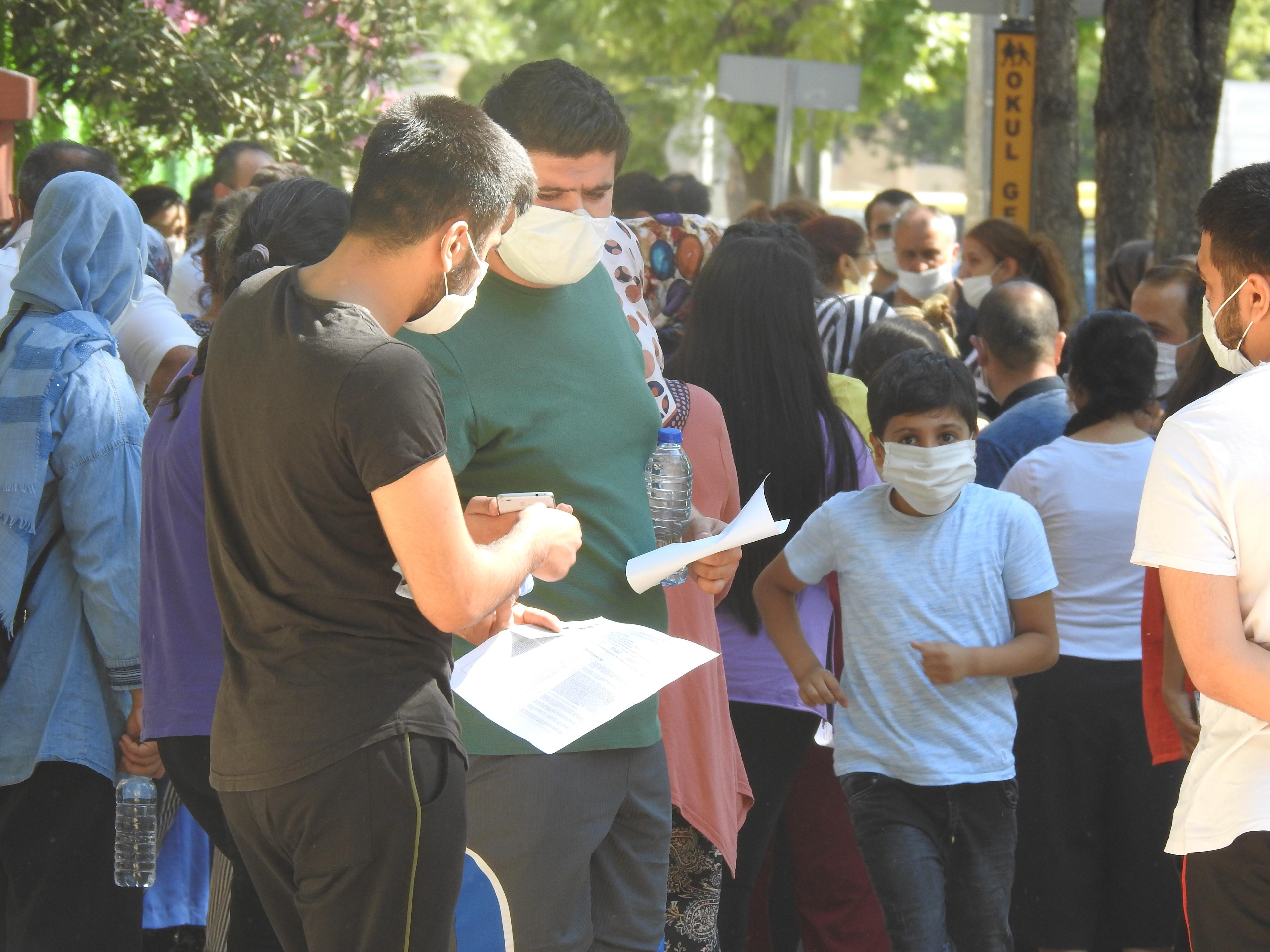 YKS'de sosyal mesafe tedbirleri yok sayıldı