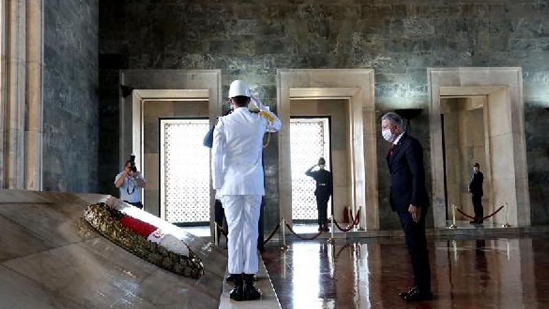 Bakan Akar, OYAK Genel Kurulu öncesi Anıtkabir'e ziyaret etti