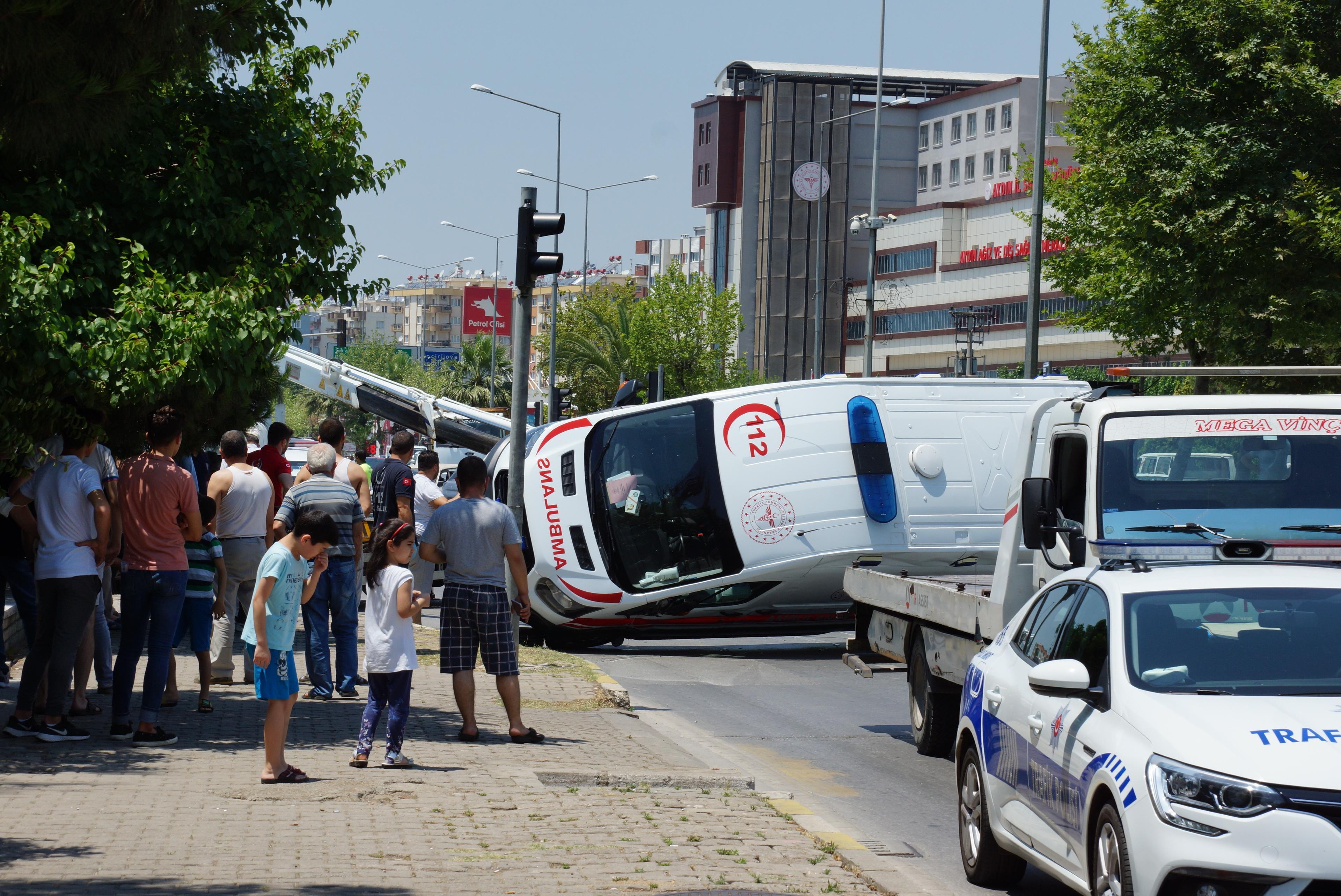 Aydın’da hasta taşıyan ambulans devrildi, 6 yaralı