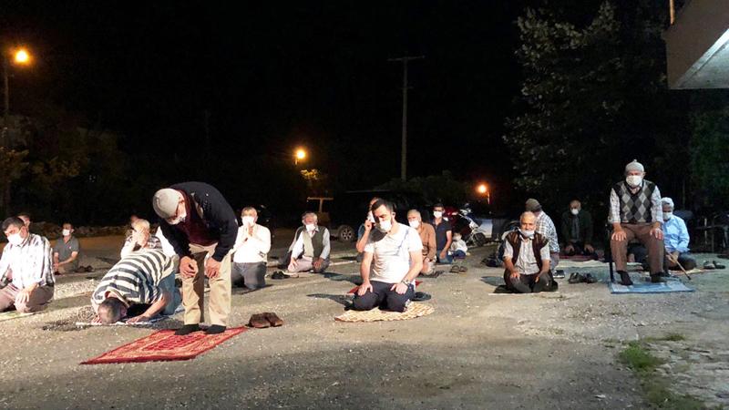 İmama kızdılar kahve önünde namaz kıldılar: Öyle birinin arkasında namaz kılmam