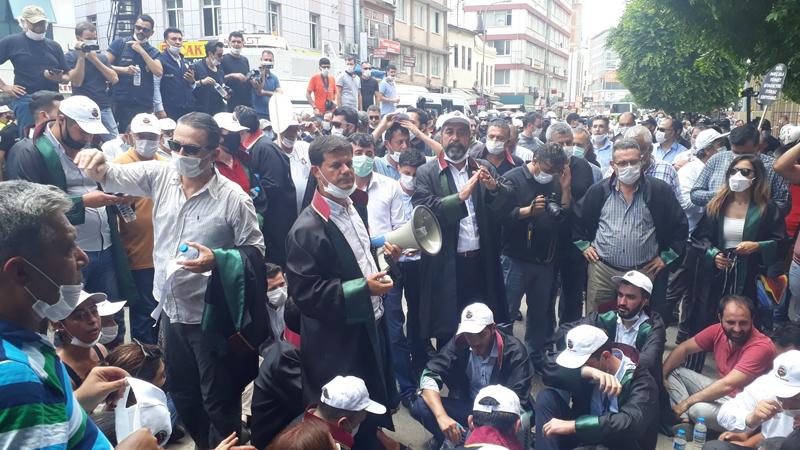 Adana'da çoklu baro sistemine karşı eylem yapan avukatlara biber gazlı müdahale