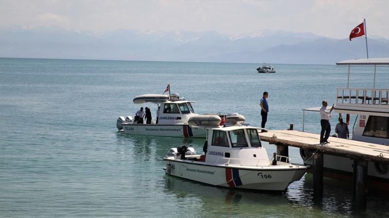 Van Gölü'nde batan teknenin sığ bir bölgeye çekilmesi planlanıyor