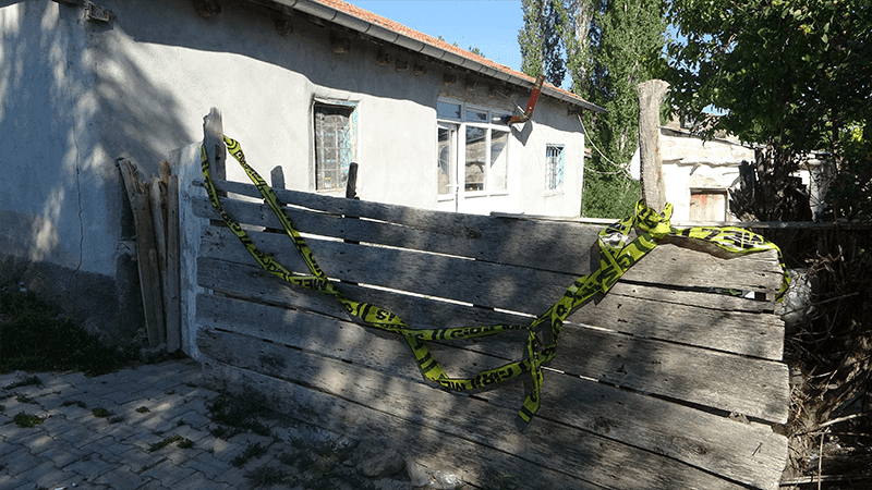 3 haftalık bebeğini boğarak öldürdü