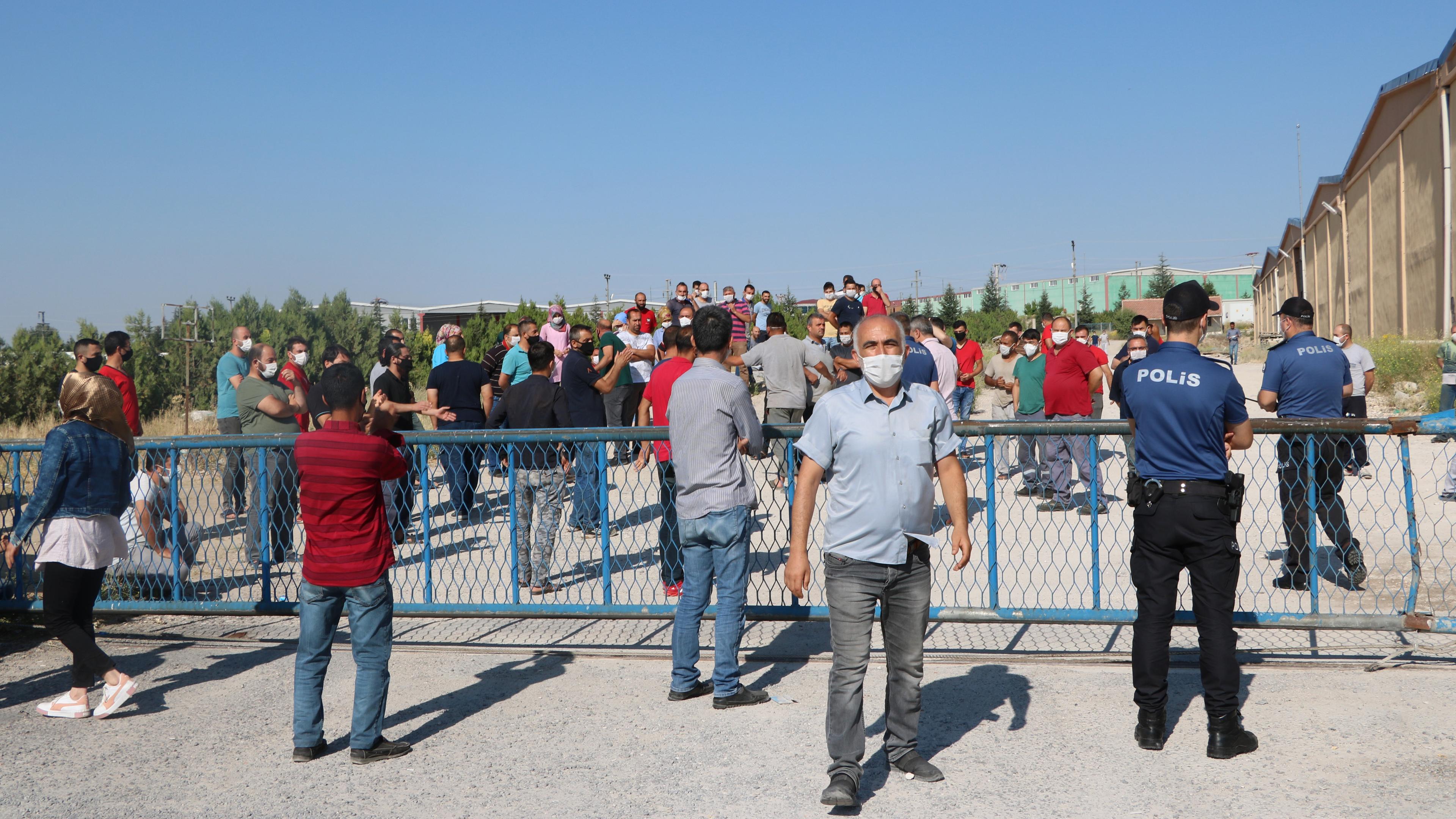 İplik fabrikası işçilerinden protesto: 8 işçi, haklarını istedikleri için işten ücretsiz izne çıkarıldı