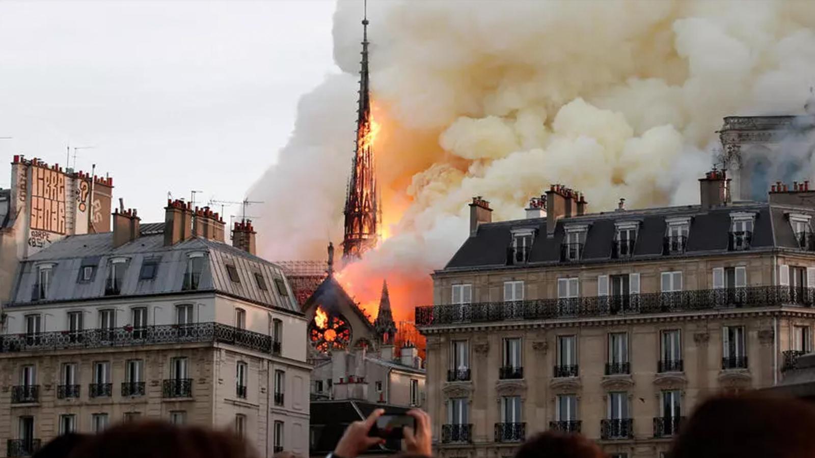 Macron, 'modern bir dokunuş' önermişti; yangının ardından Notre Dame Katedrali'ndeki kulenin aslına uygun yapılması konusunda fikir birliği var