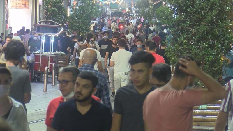 İstiklal Caddesi'nde yoğunluk; ya maske yok, ya da çene altına takıldı!