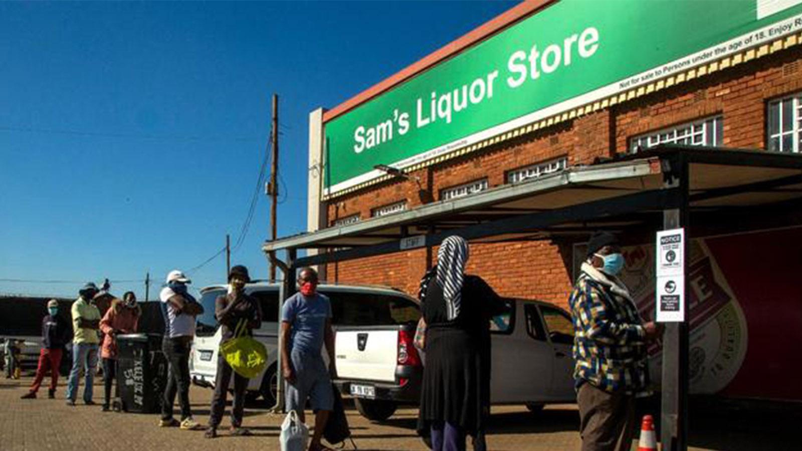 Koronavirüs vakalarının arttığı Güney Afrika'da alkol satışı yeniden yasaklandı 