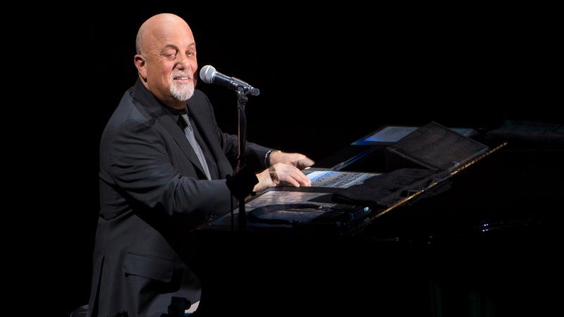 Billy Joel'dan sokakta bulduğu piyanoyla 'Ragtime' dinletisi