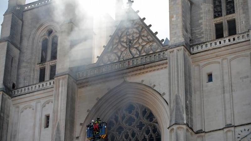 Fransa'nın Nantes kentindeki katedral yangınında kundakçılık şüphesi