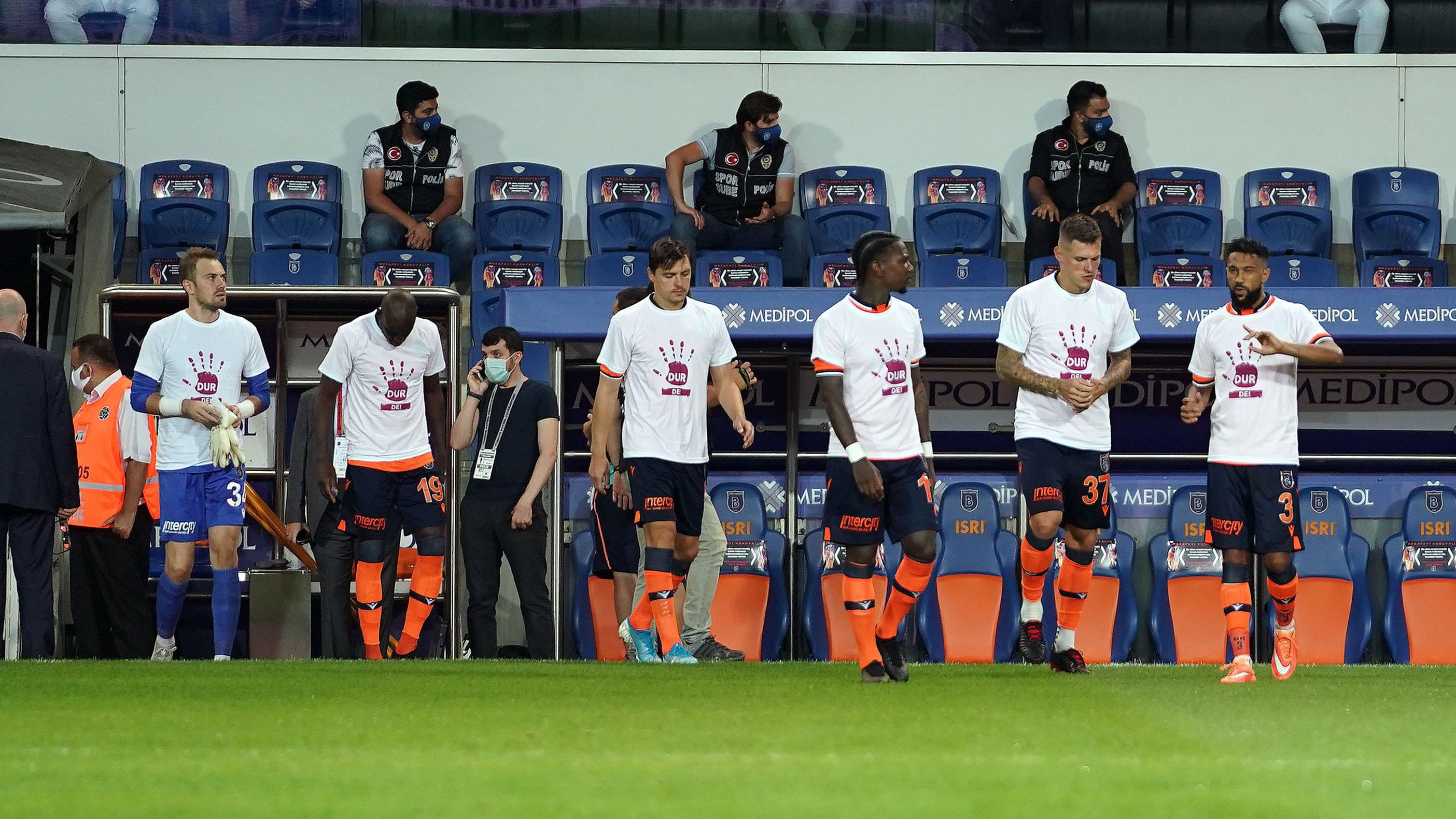 Başakşehir'de futbolcular sahaya "Kadına şiddete dur de" tişörtleriyle çıktı  