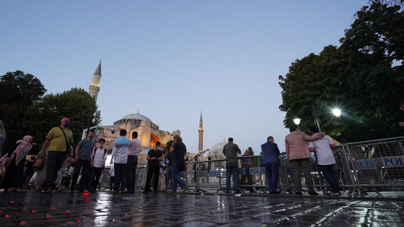 Sözcü yazarı Çölaşan: Bir emir versin Ayasofya'nın adı 'Abdülhamit Han' olarak değiştirilsin!