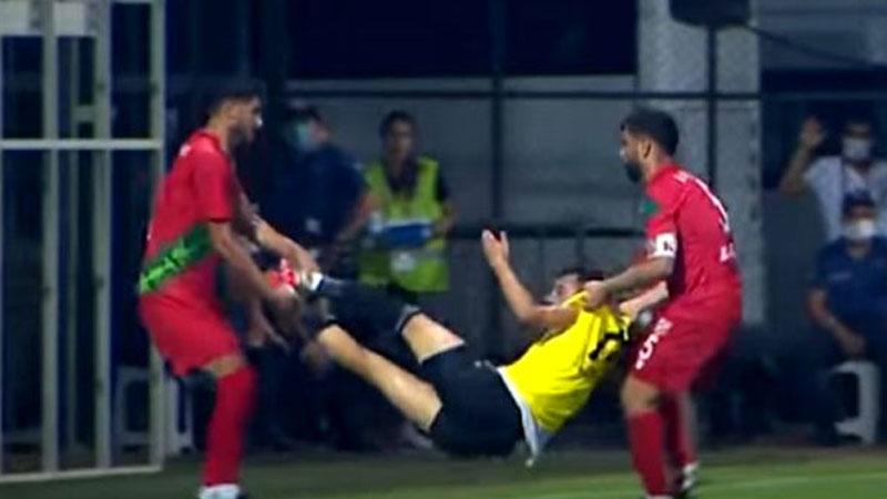 Karşıyakalı futbolcular, oyun çabuk başlasın diye rakip oyuncuyu sahanın dışına böyle taşıdı!