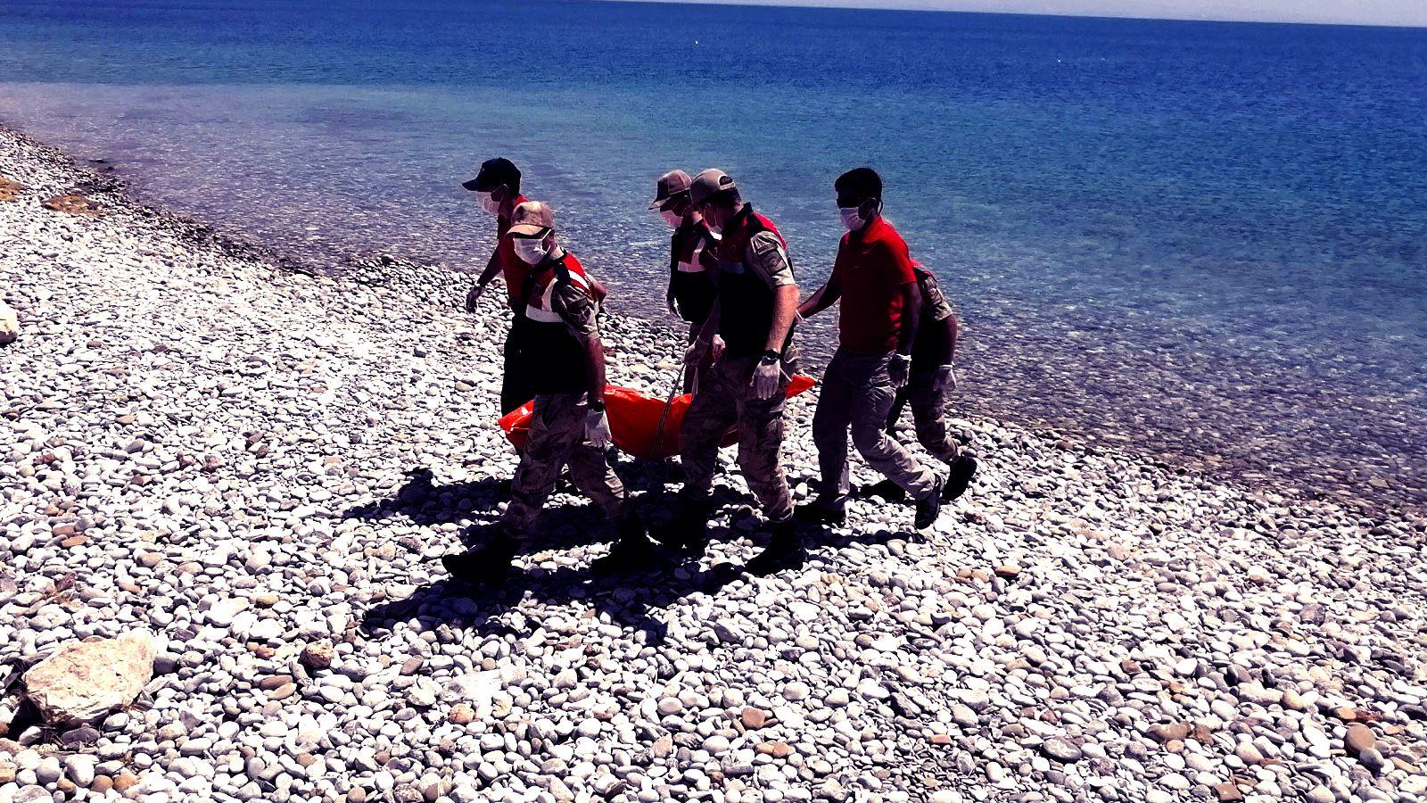 Maddi imkânsızlıklardan Türkiye'ye gelemeyecekler; Van'da batan gemideki sığınmacıların yakınları ölenlerin fotoğrafla teşhisini istedi