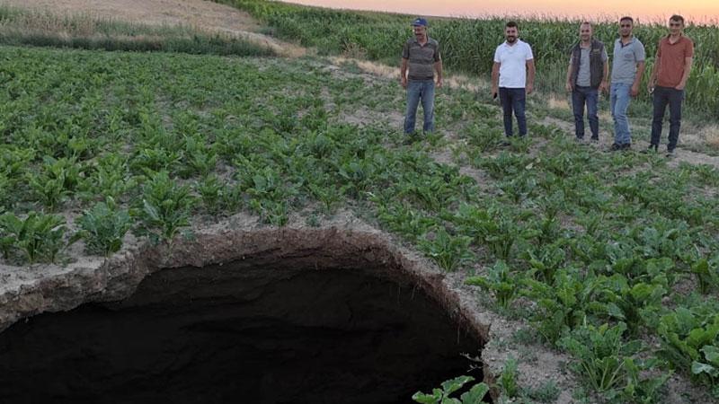 Konya'da oluşan obruk görenleri korkuttu!