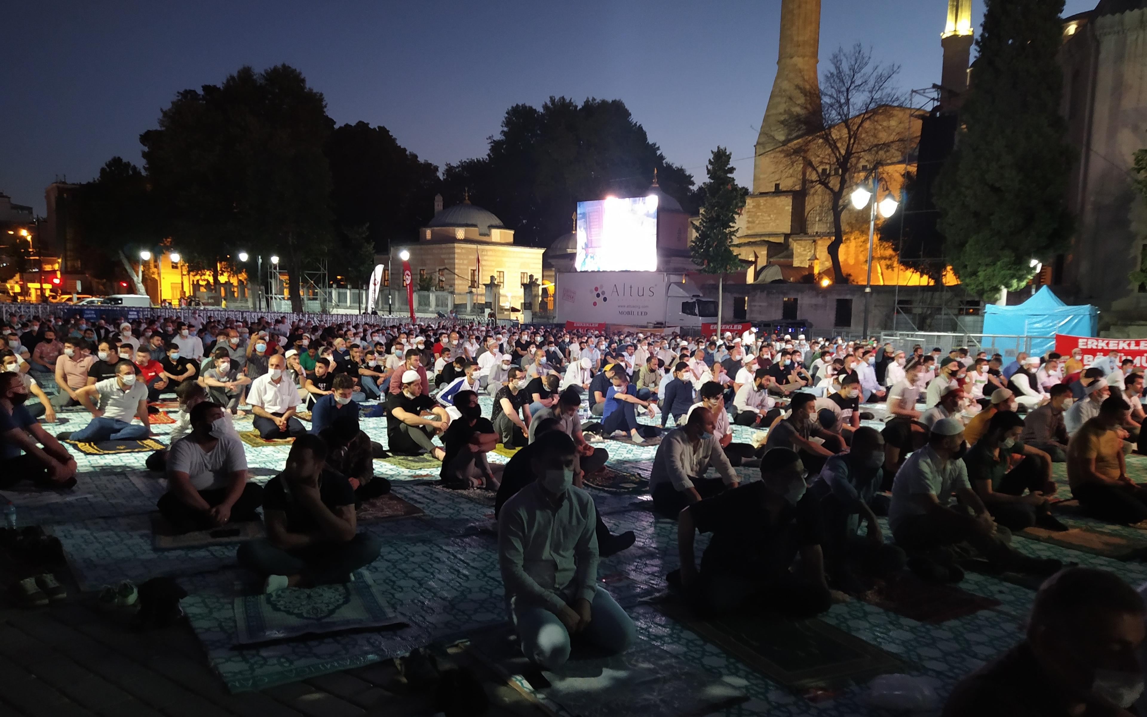 Ayasofya’da bayram sabahında sabah namazı kılındı