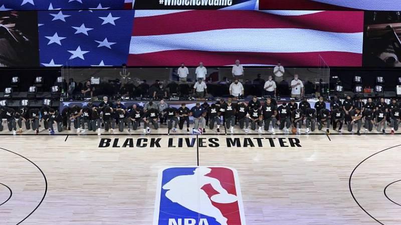 NBA yeniden başladı; parkeye 'Black Lives Matter' yazıldı, oyuncular tişört giyerek diz çöktü