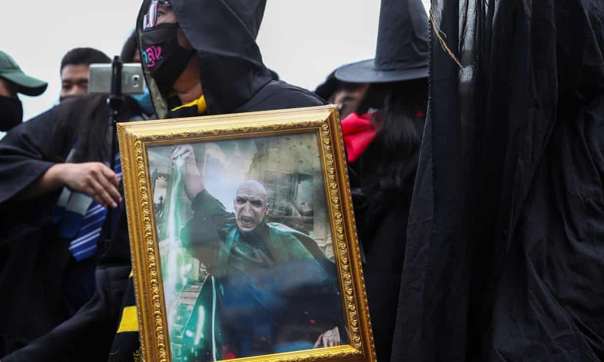 Tayland'da monarşiye karşı Harry Potter temalı protesto