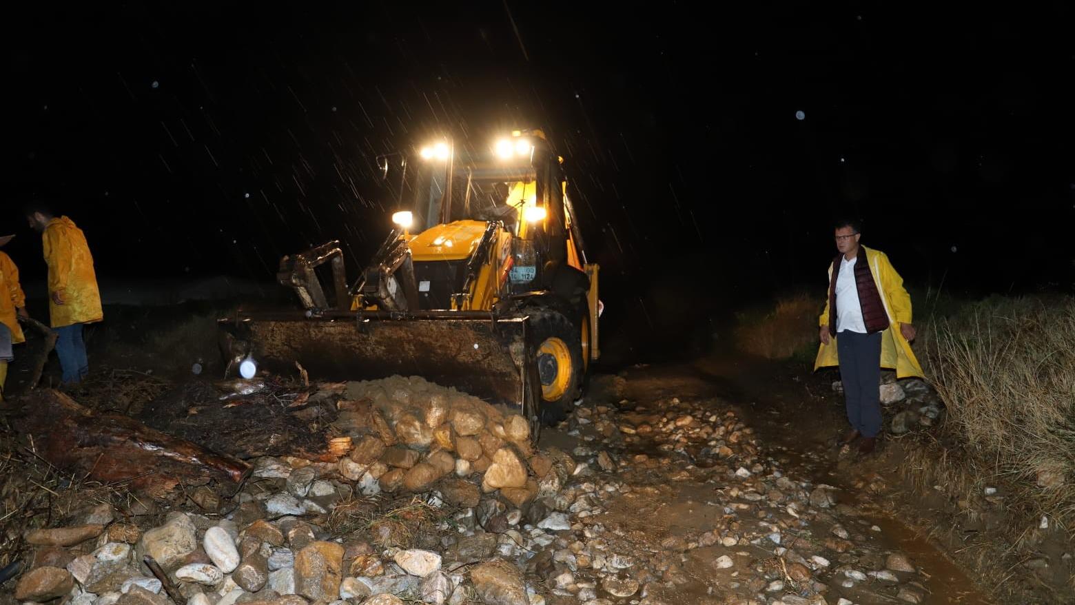 Şiddetli yağış dereleri taşırdı yolları kapadı