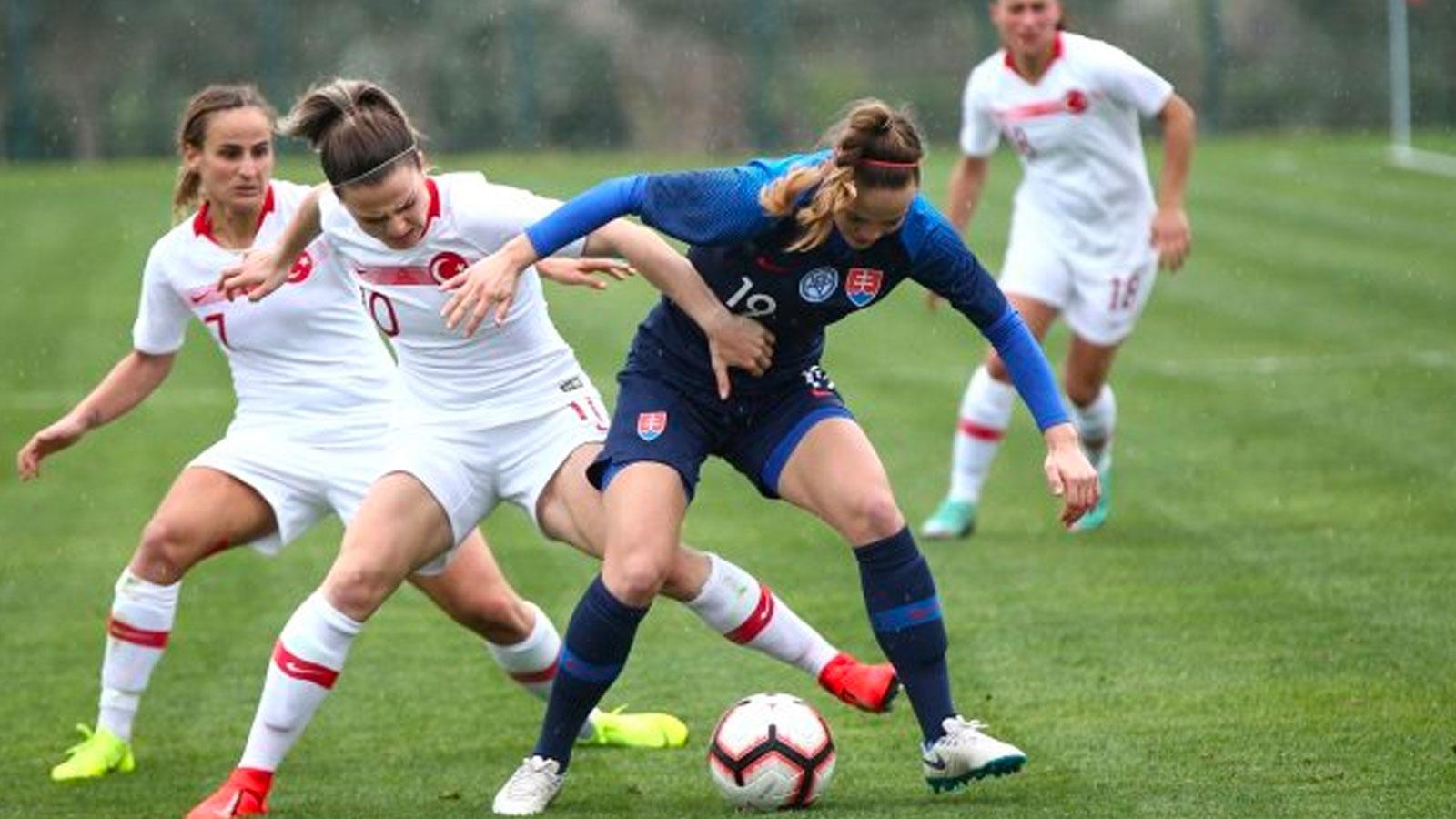 BirGün yazarı Elif Çongar'dan "Kadınlar futbolda olmamalı" diyen Melih Şendil'e: Çatlasanız da patlasanız da kadınlar futbolun içinde var