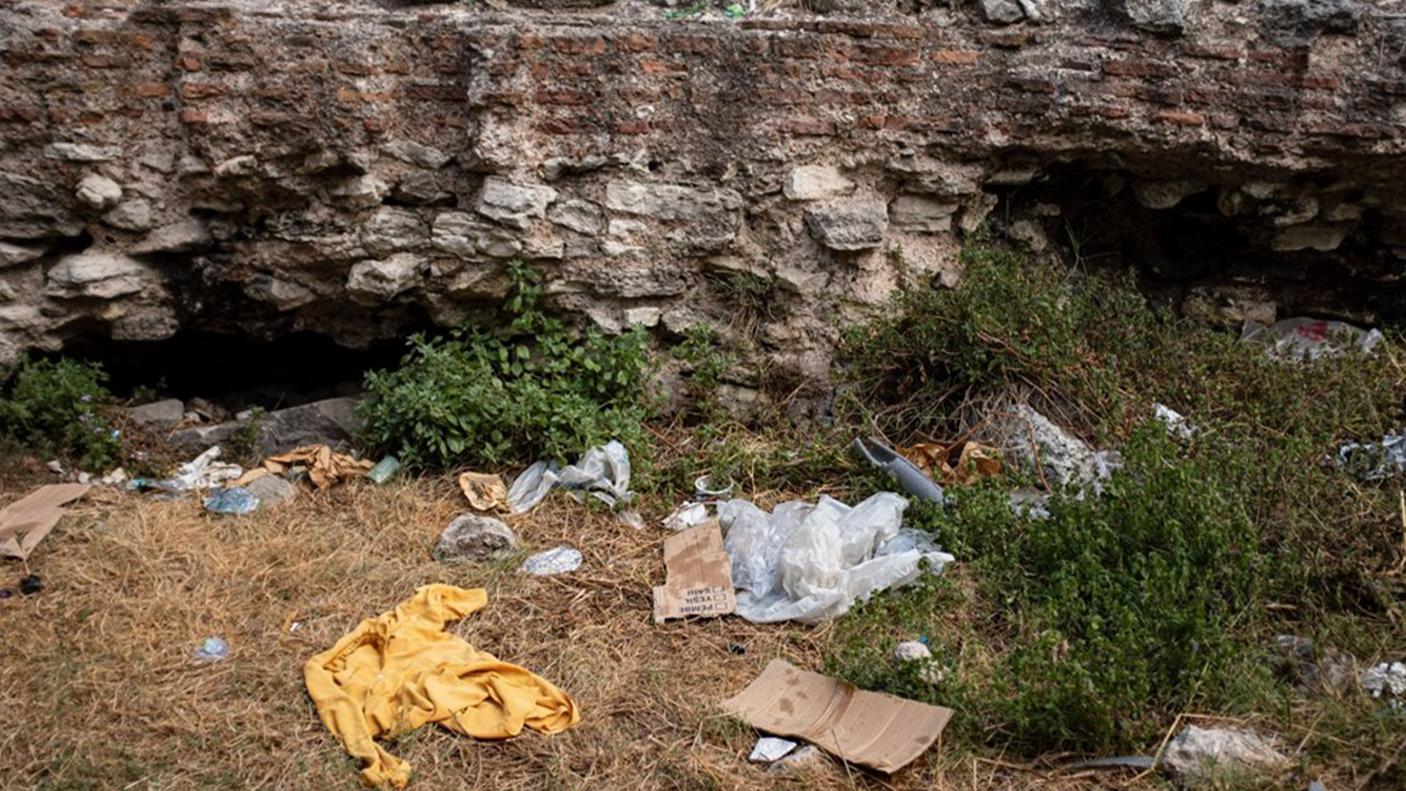 İstanbul'un orta yerindeki tarihi kilise kalıntıları her geçen gün zarar görüyor