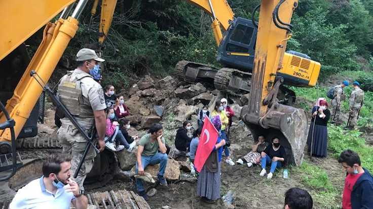 Ordu'da köylüler, HES'e karşı iş makinelerinin önünde eylem yaptı